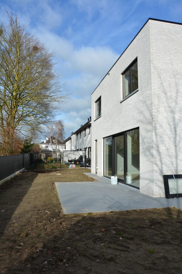 Nieuwbouwwoning met 4 slaapkamers op een uitstekende ligging in centrum Jabbeke 