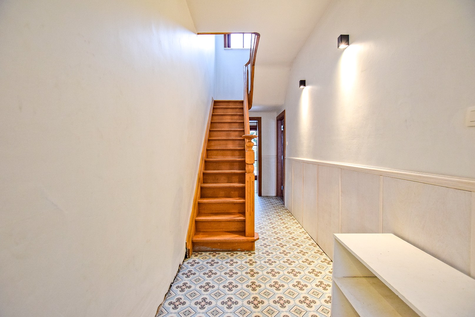 Ruime woning met dubbele garage en knappe uitzichten te centrum Veurne 