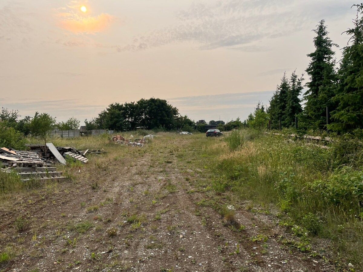 Handelsgelijkvloers met opslagruimte, weiland en achteringang 