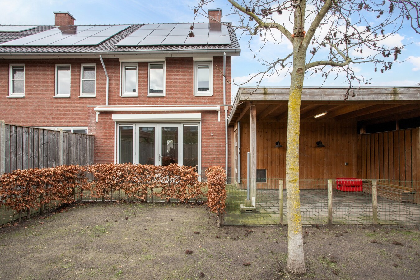 Moderne hoekwoning uit 2016 gelegen in een jonge en kindvriendelijke woonwijk in Lage Mierde. 