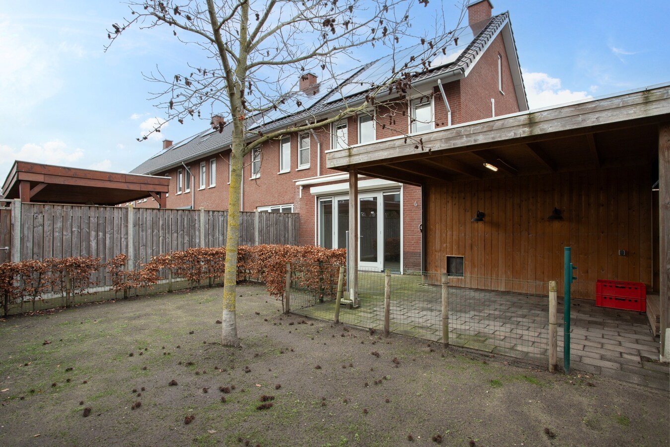 Moderne hoekwoning uit 2016 gelegen in een jonge en kindvriendelijke woonwijk in Lage Mierde. 