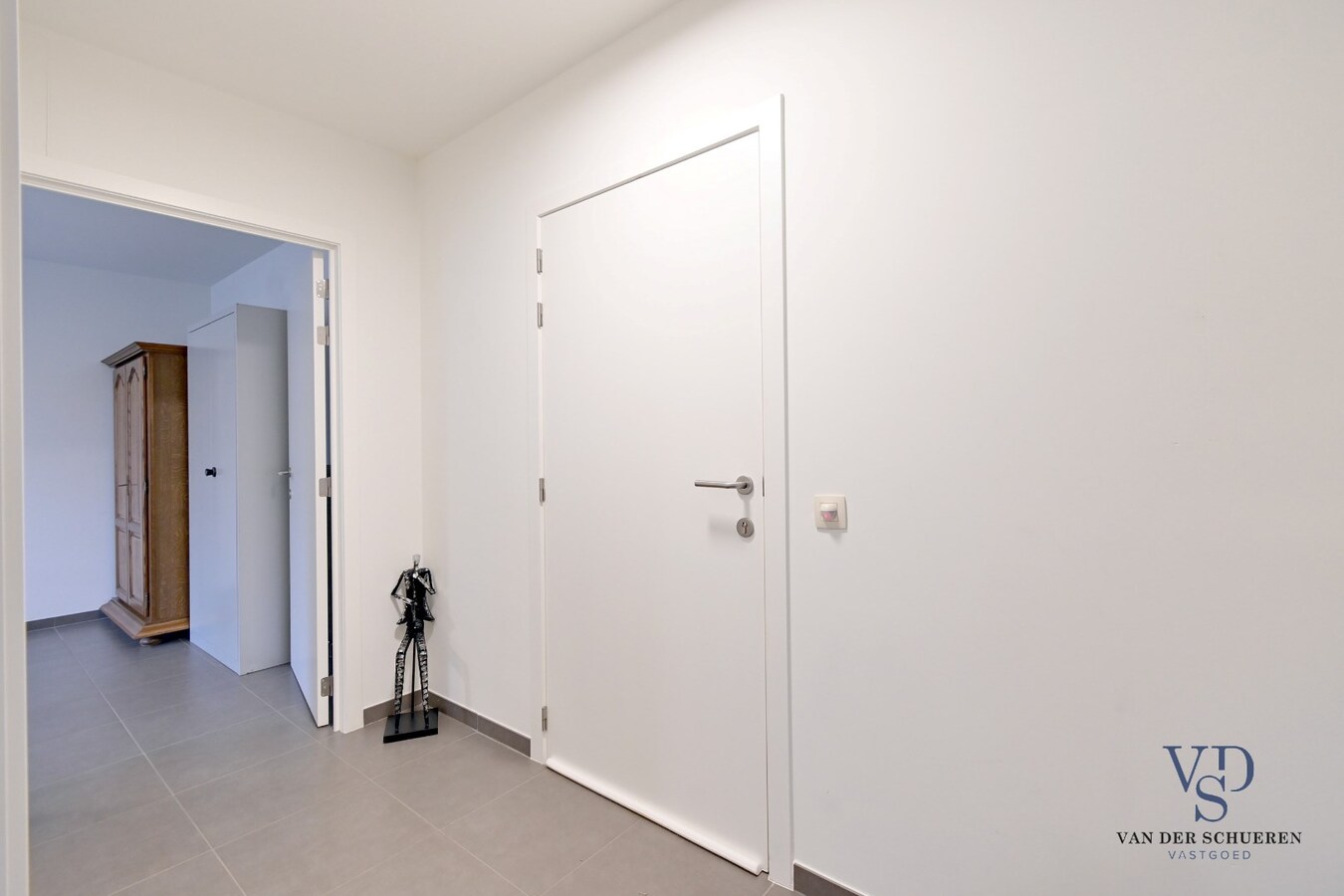 Ruime (!!) en recente assistentie-flat incl. overdekte staanplaats. 