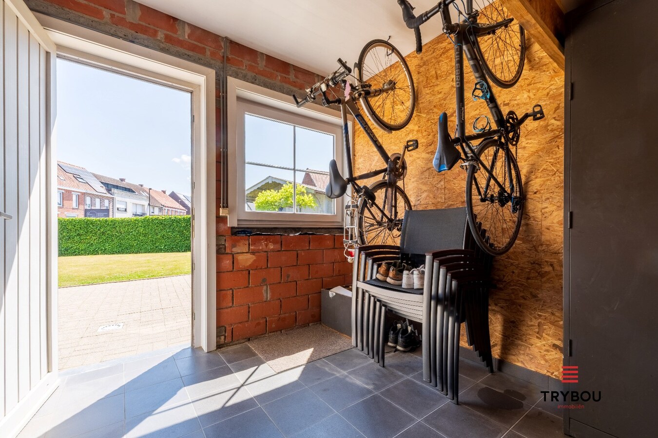 Gezellige en ruime woning met tuin - instapklaar in het hart van Ledegem 