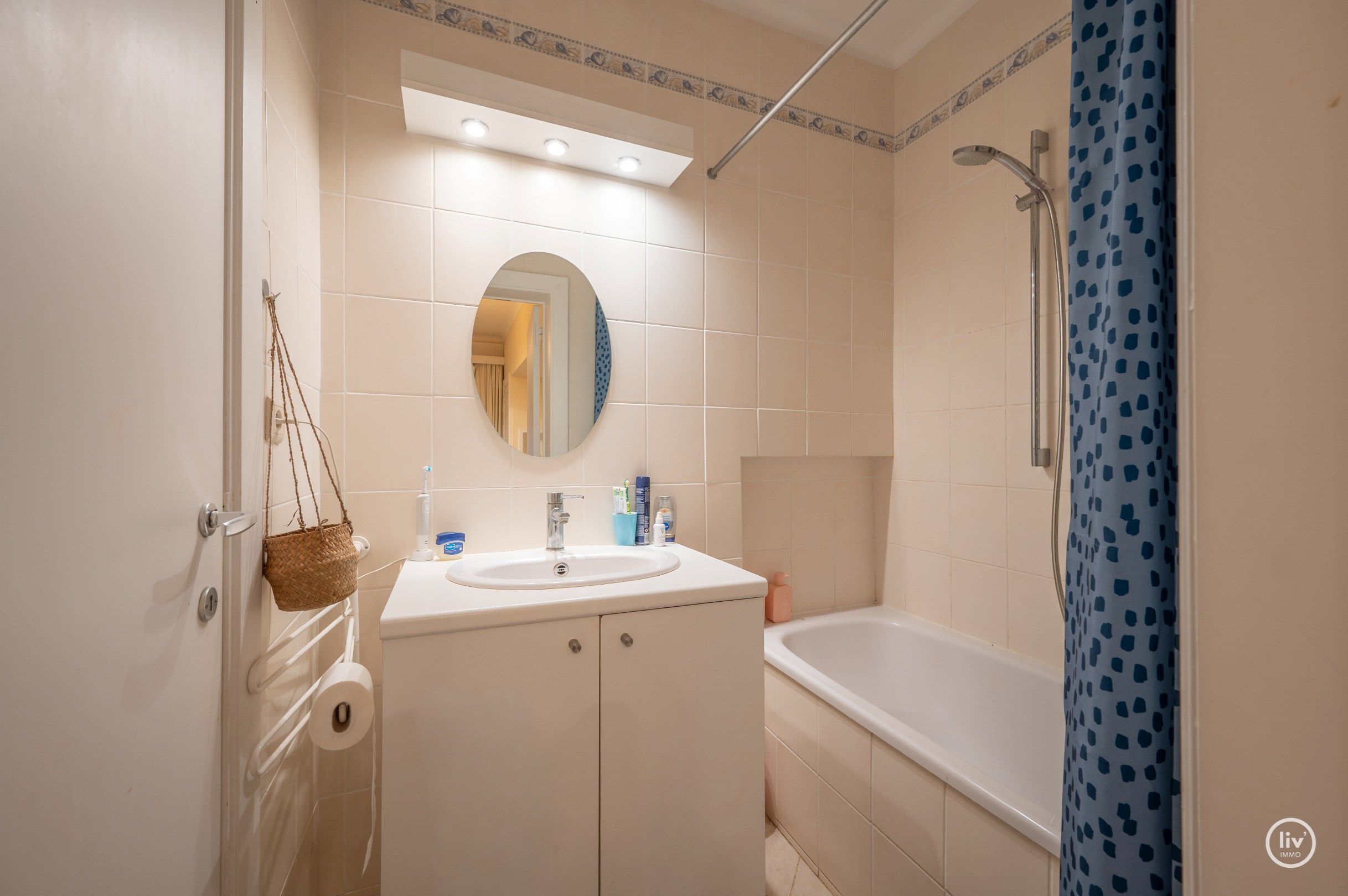 Zonnig HOEKappartement gelegen op de Van bunnenlaan met zicht op de Heilighart kerk te Knokke. 