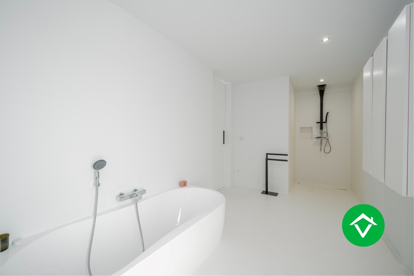 Zeer stijlvolle en instapklare villa te koop in het centrum van Koekelare. 