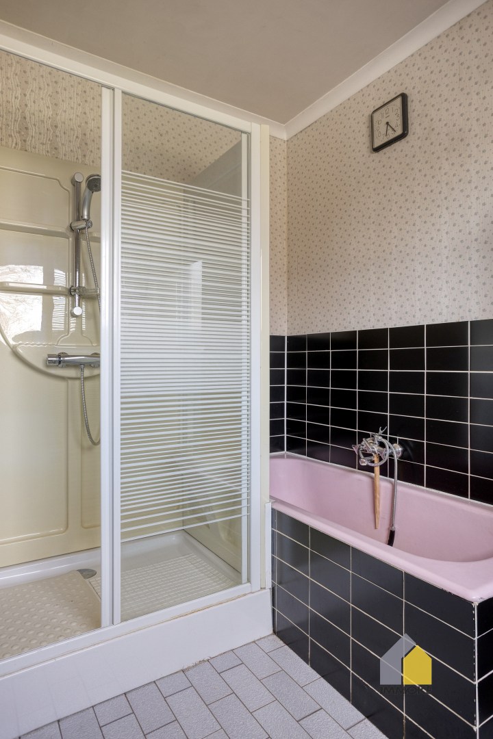 Te renoveren, statige woning op mooi perceel van 23 a 90 ca. 