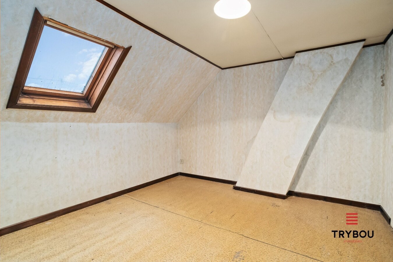 Zongerichte, te renoveren woning op ruim perceel van 618m² 