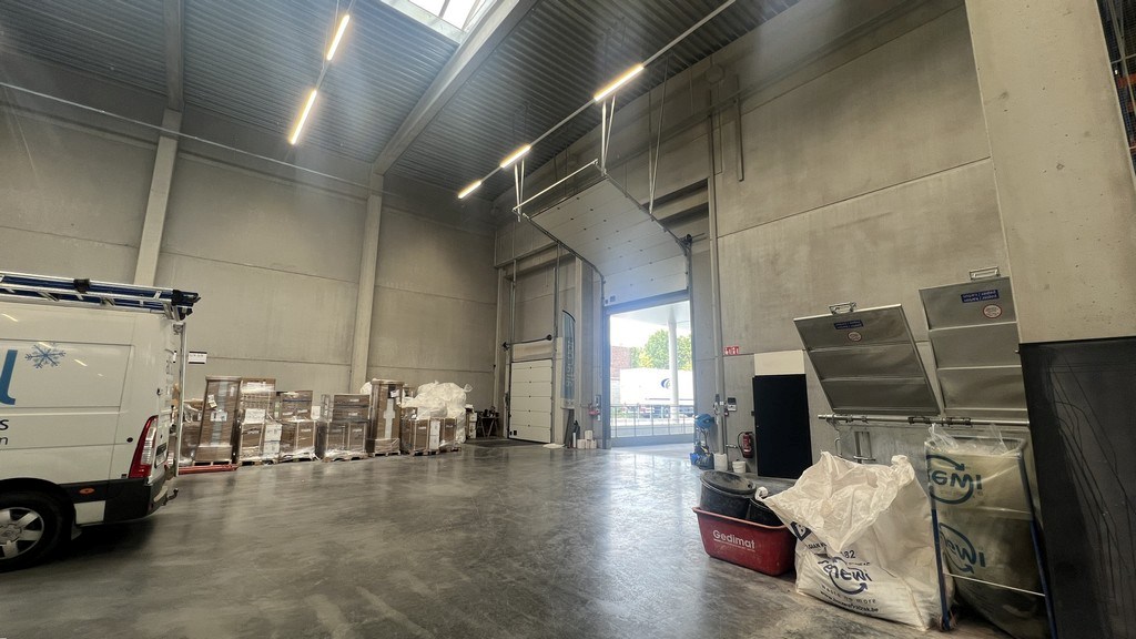 Recent bedrijfsgebouw te huur langs E40 in Erembodegem