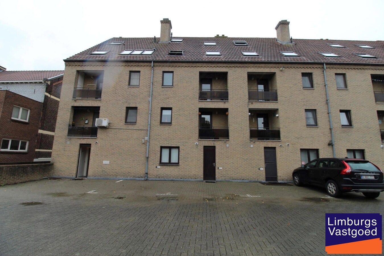 Handels/praktijkruimte, 110m², kelder met drijfkracht, parking 