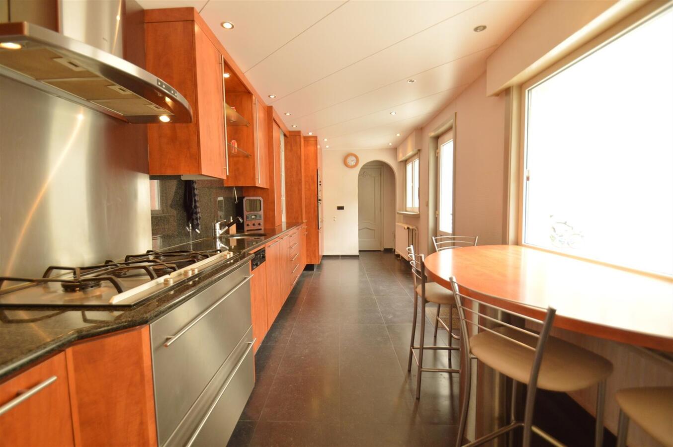 Zeer ruime gezinswoning met terras en garage - Heist 