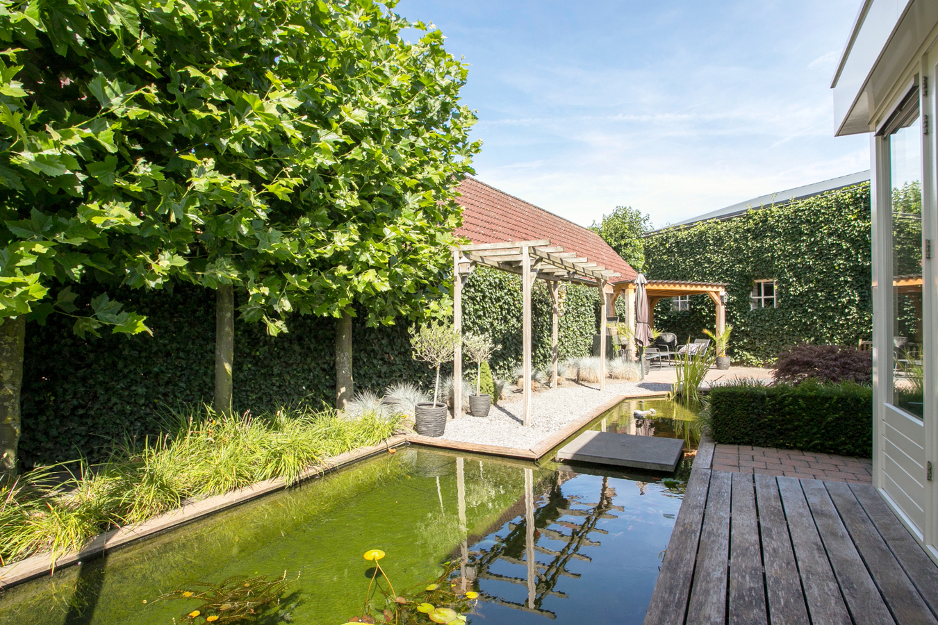 Deze moderne en royale vrijstaande woning staat op een rustige woonlocatie op een mooi hoekperceel. 