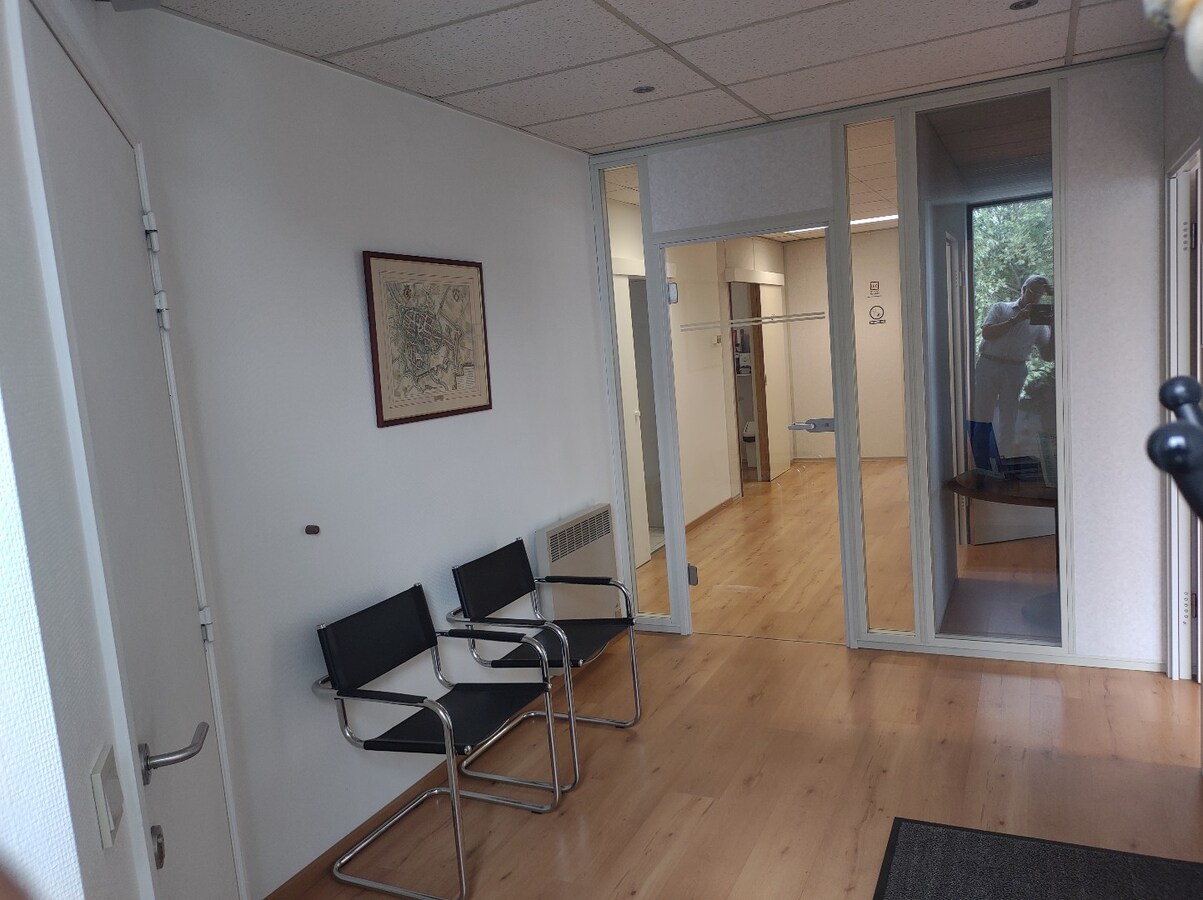 Uniek, functioneel en onmiddellijk instapklaar kantoor op toplocatie in President Kennedypark te Kortrijk 