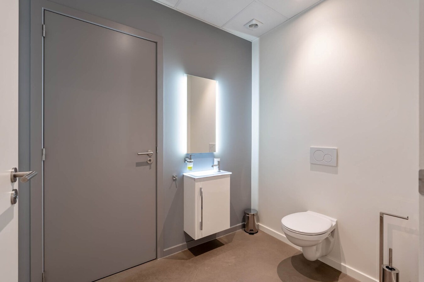 Ruim, zeer energiezuinig kantoor in het centrum van Neeroeteren met diverse mogelijkheden! 