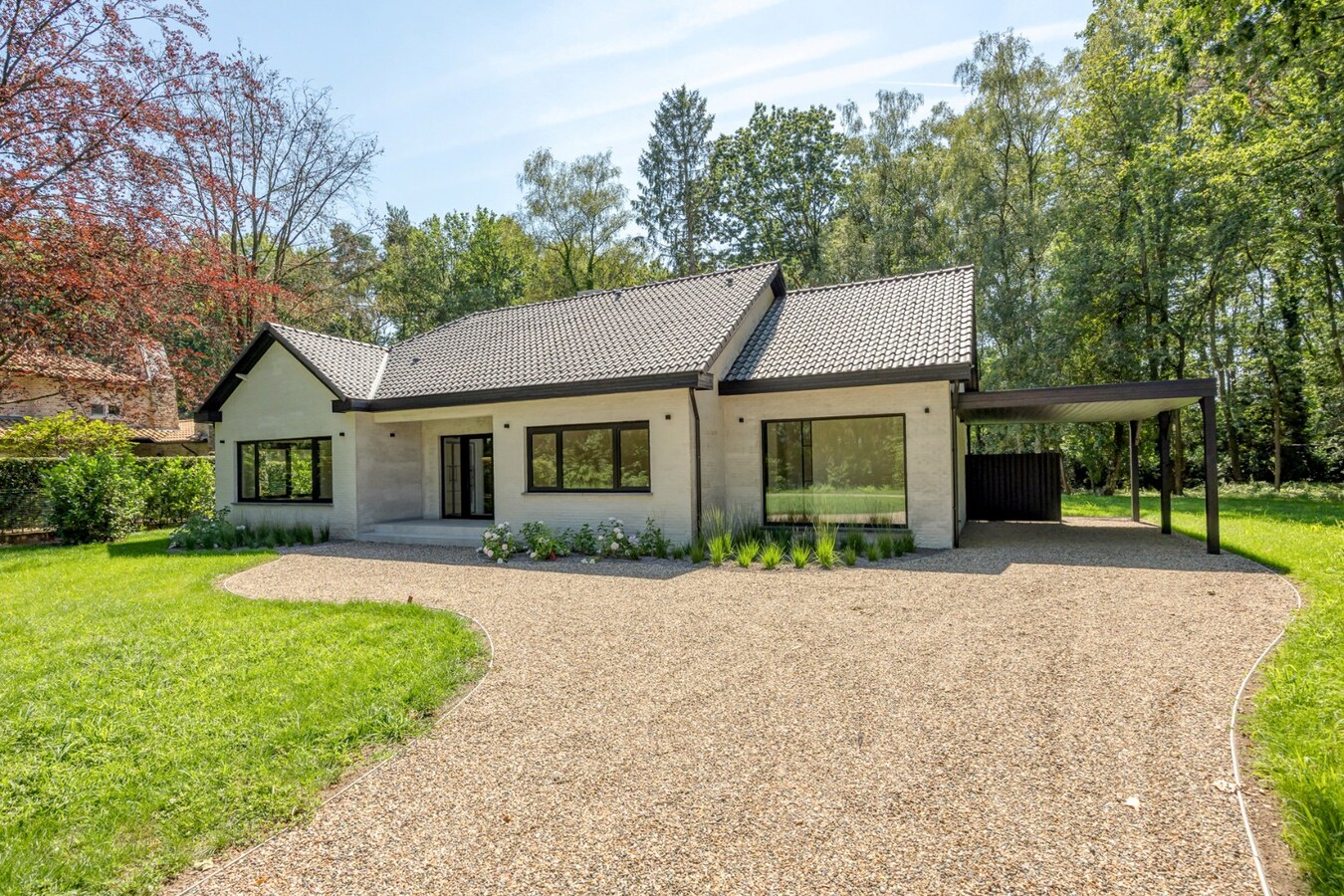 Rustig gelegen eniergiezuinige instapklare luxueuze villa op een West-perceel van 2.198 m² te Zoersel 
