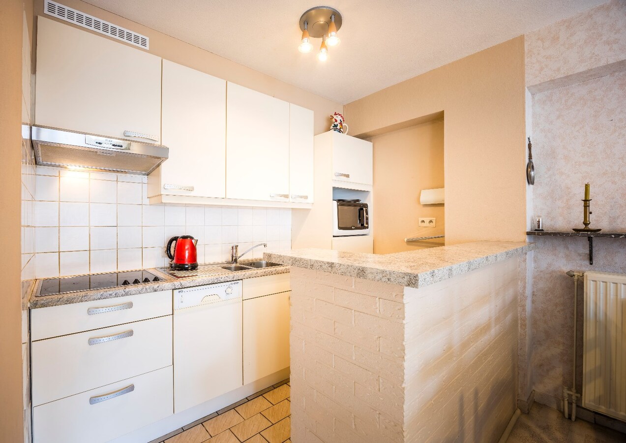 Zonnig tweeslaapkamerappartement op enkele passen van de zeedijk te Heist. 