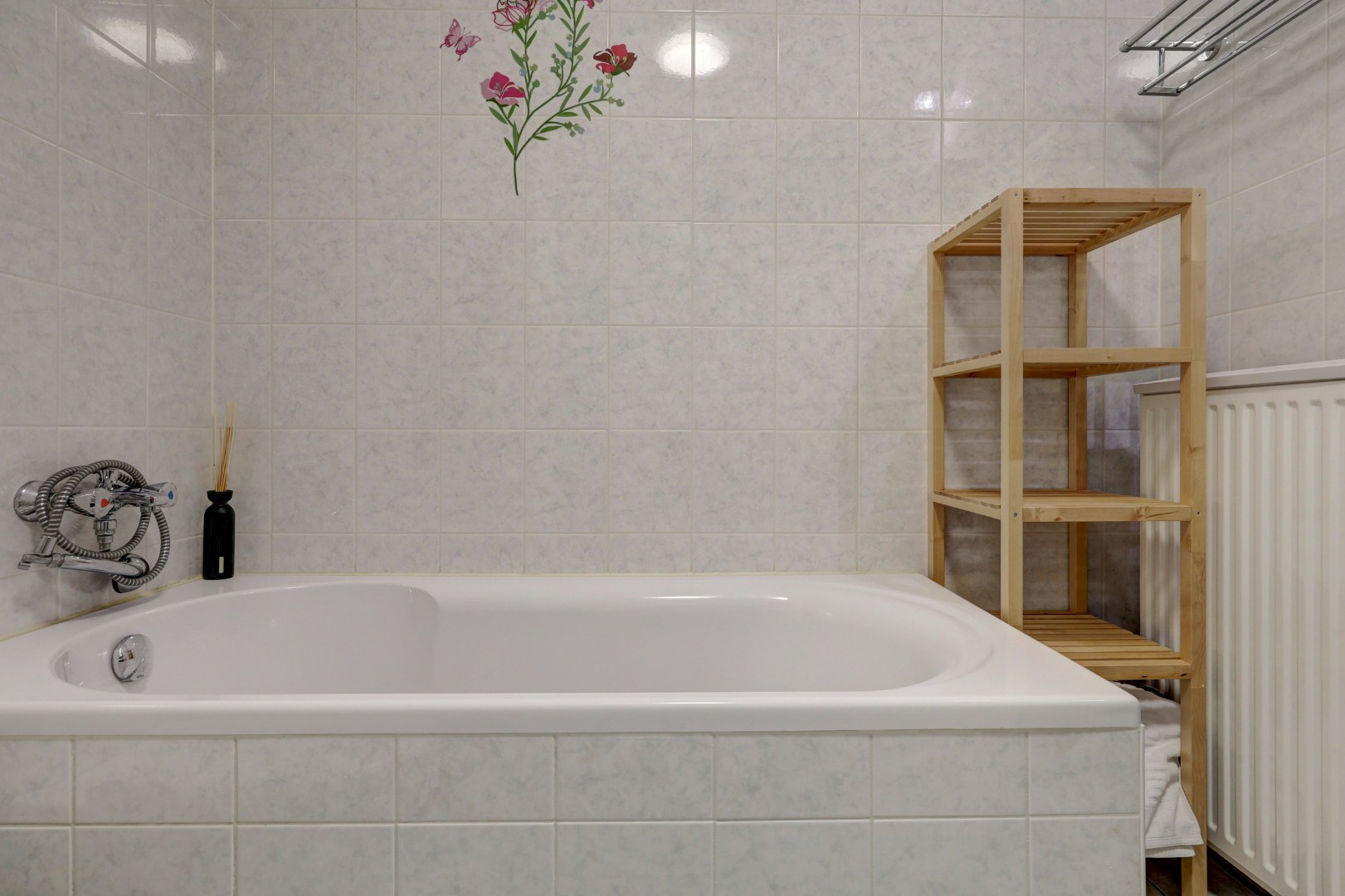 Goed onderhouden 4-kamer eengezinswoning met 3 goede slaapkamers (optie tot creëren 4e slaapkamer), ruime badkamer, onderhoudsvriendelijke tuin en gelegen op eigen grond! 