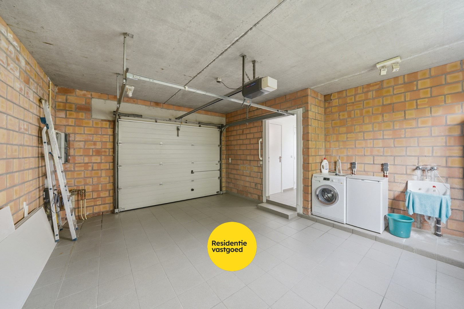 Karaktervolle instapklare hoekwoning met inpandige garage en zonnige stadstuin 