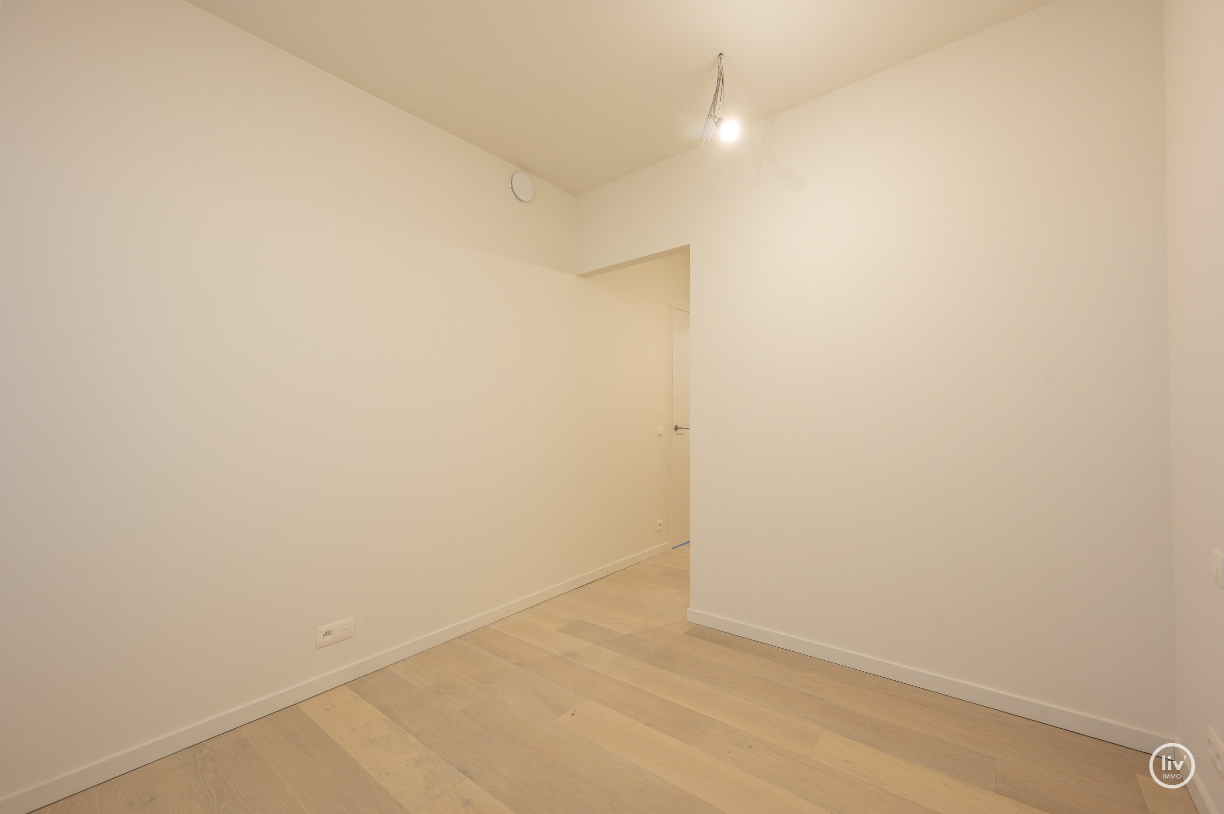 Centraal gelegen 2-kamer appartement te Res. Hoost met ruim terras genietend van zijdelings zeezicht! 