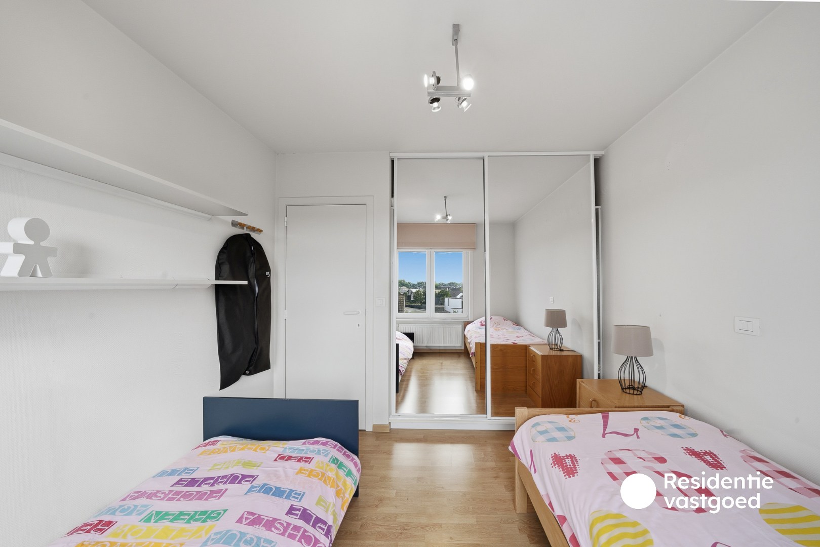 Ruim en lichtrijk duplexappartement met garage en twee terrassen in centrum Eernegem 