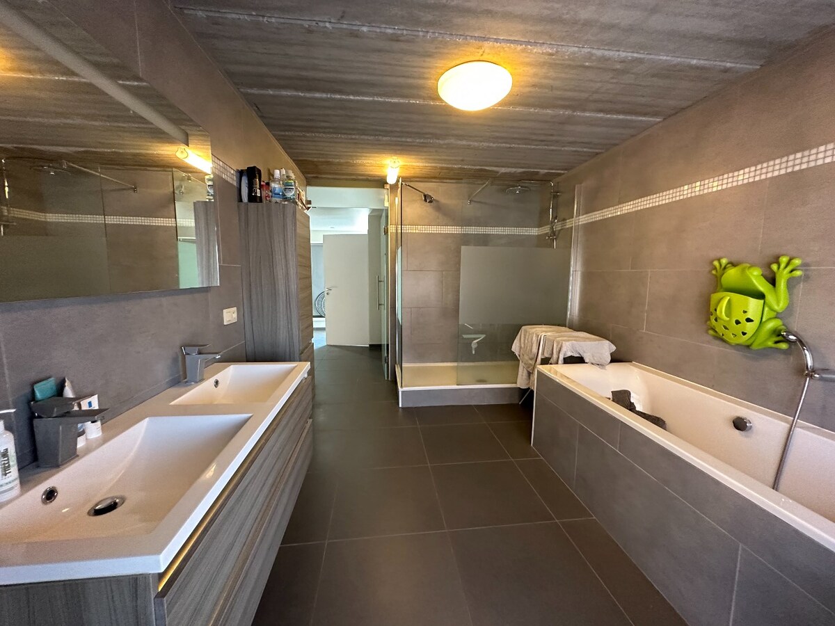 Rustig gelegen, ruim duplex-appartement op een boogscheut van het station. 