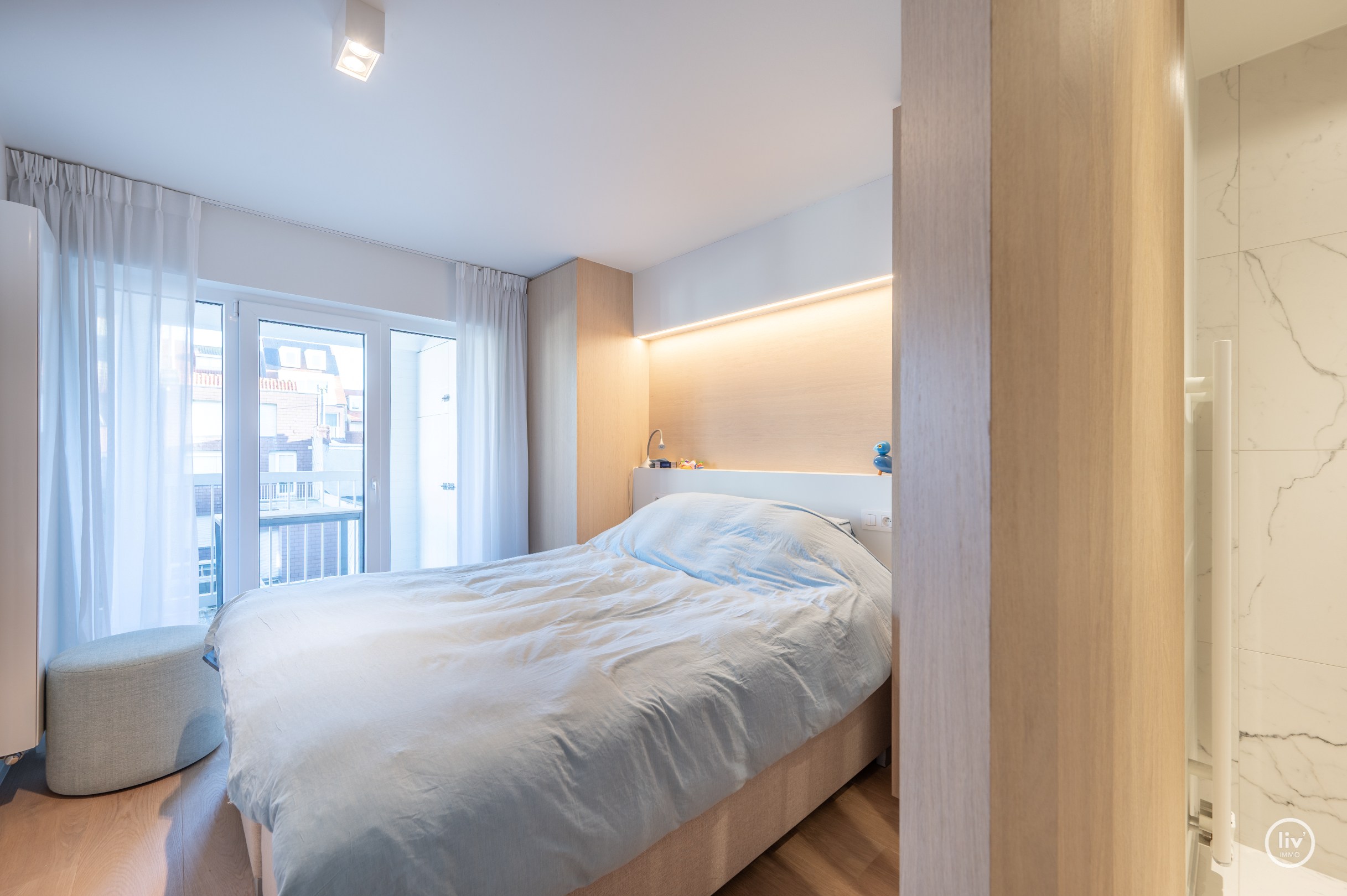 Appartement de 2 chambres entièrement rénové et élégant avec une grande TERRASSE situé à proximité de l'avenue Dumortier. 