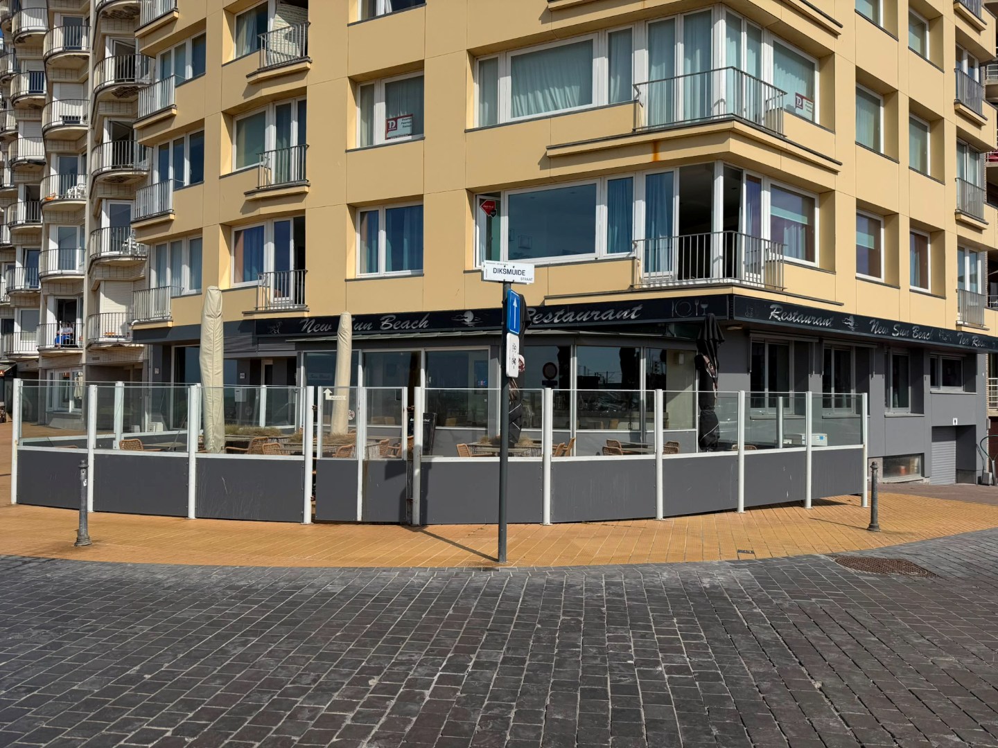 Restaurant / Salon de thé magnifiquement rénové - Emplacement exceptionnel en bord de mer - Terrasse ensoleillée 