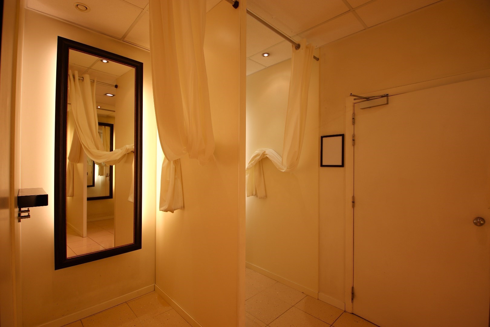 Recente handelsruimte met kelder in de Nieuwstraat te Geel 