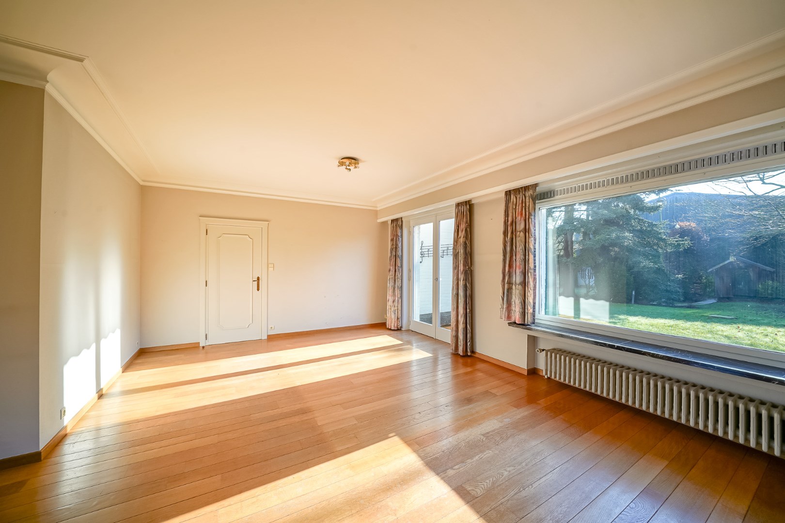 Statige villa uit de jaren ‘65 met zuidgerichte tuin in hartje Oudenburg. 