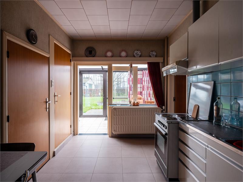 Ruime hoeve met grote schuur en veel potentieel. 