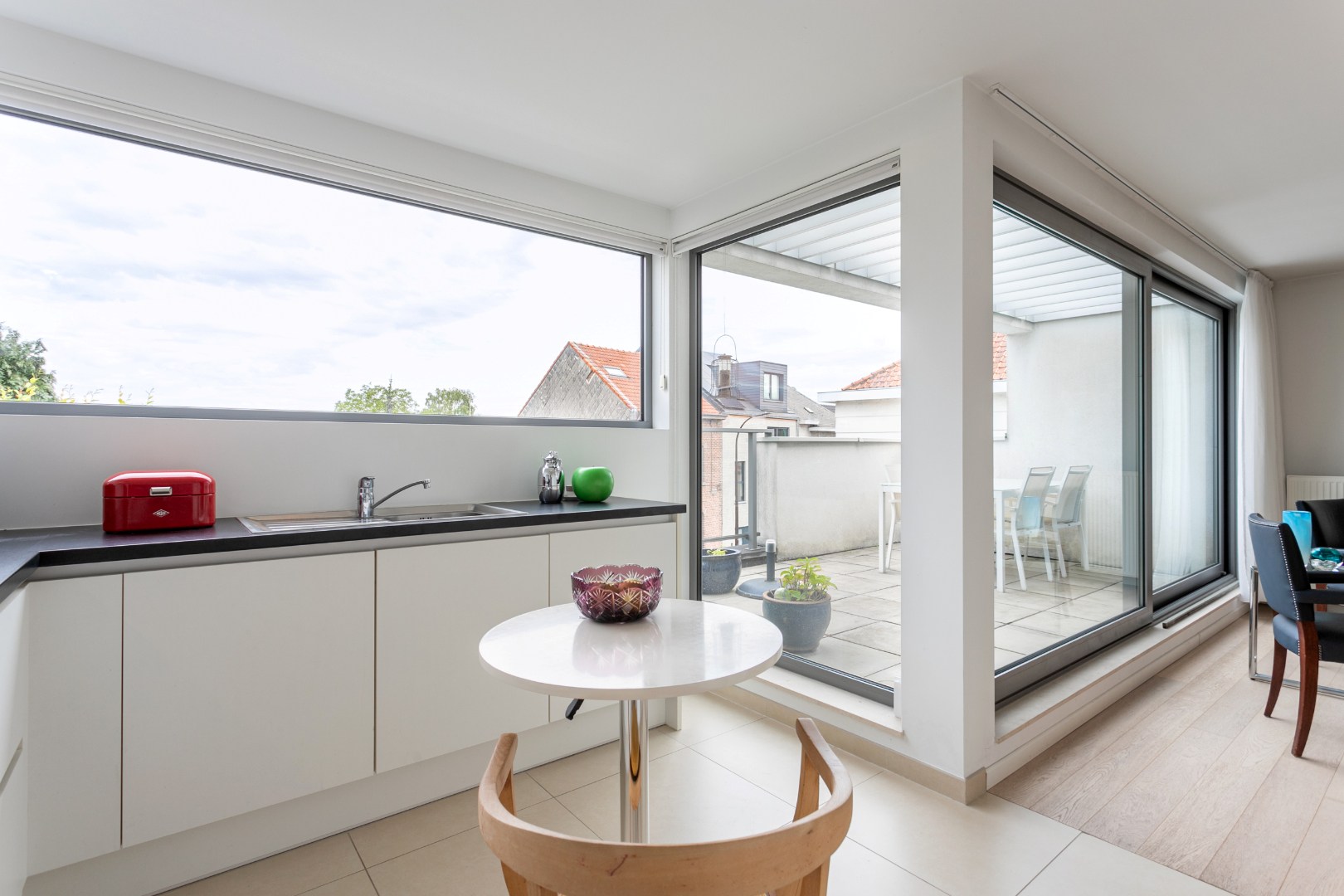 Instapklaar duplex app. met garageboxen te Beersel 