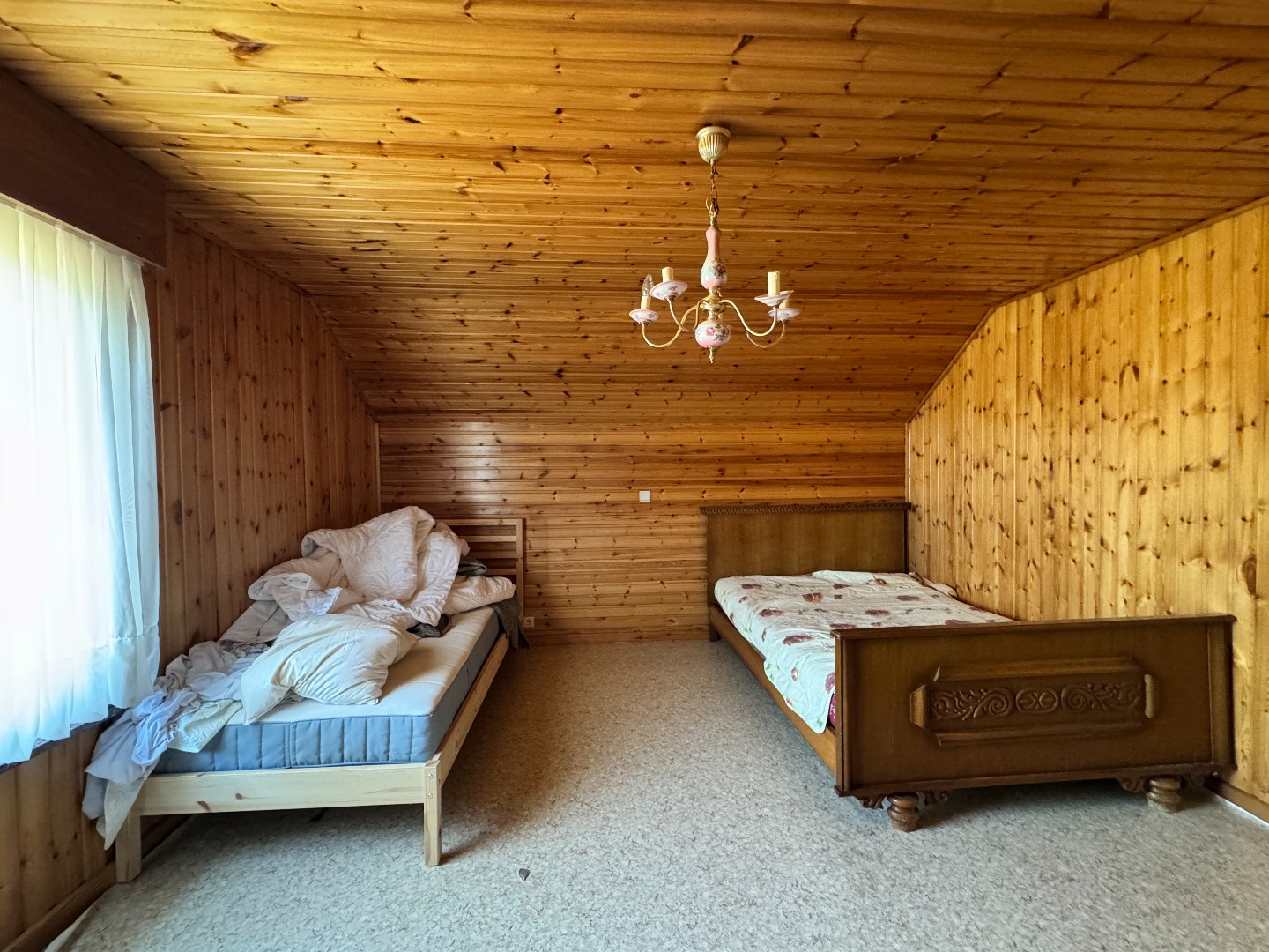 Ruime woning met loods en landbouwgrond op groene locatie nabij Waregem. 