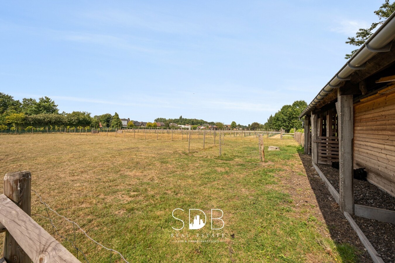 Charmante woning met aparte kantoorruimte op 14.569 m² 