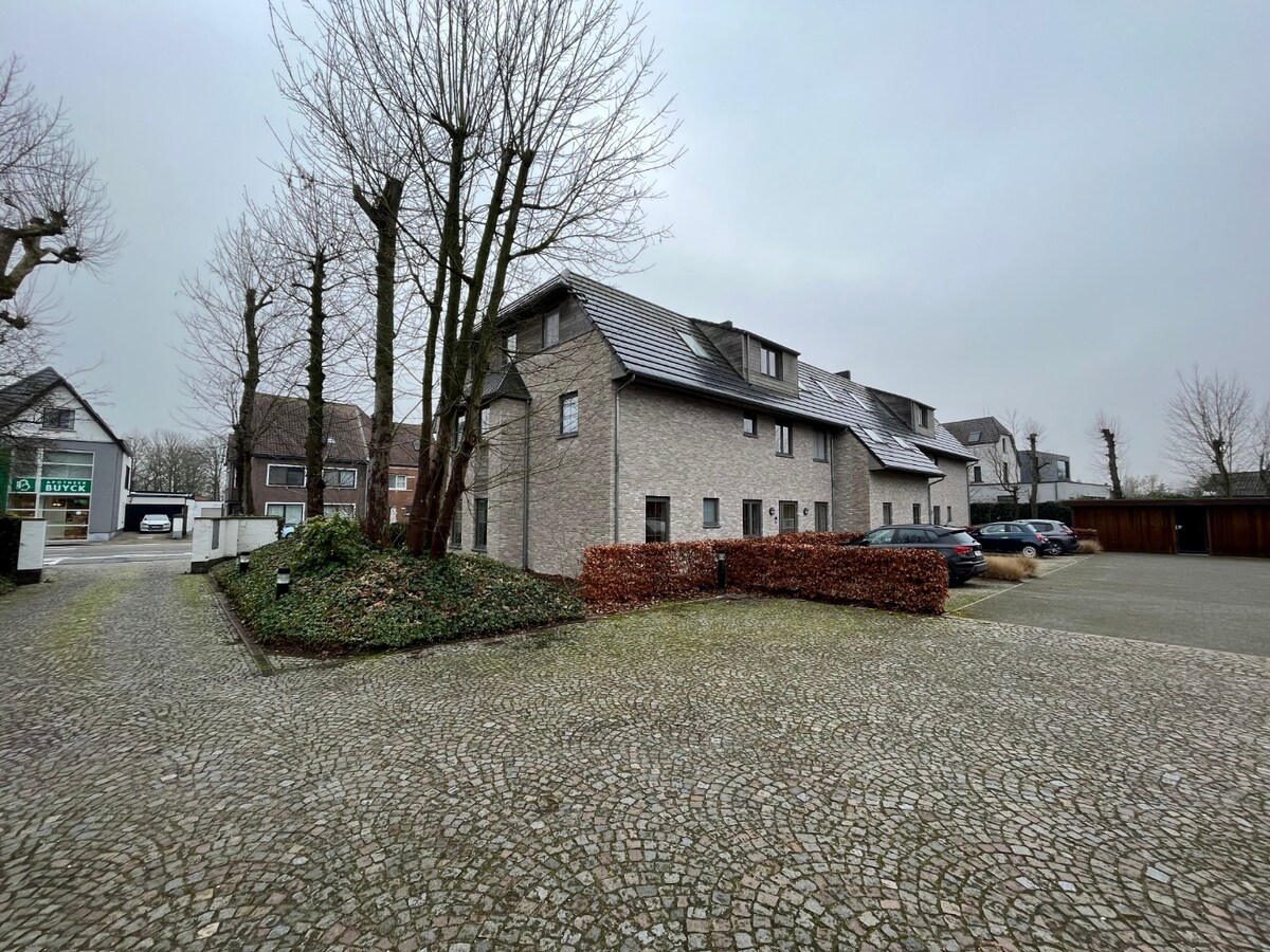 Recent, gelijkvloers 2-slpk-appartement 