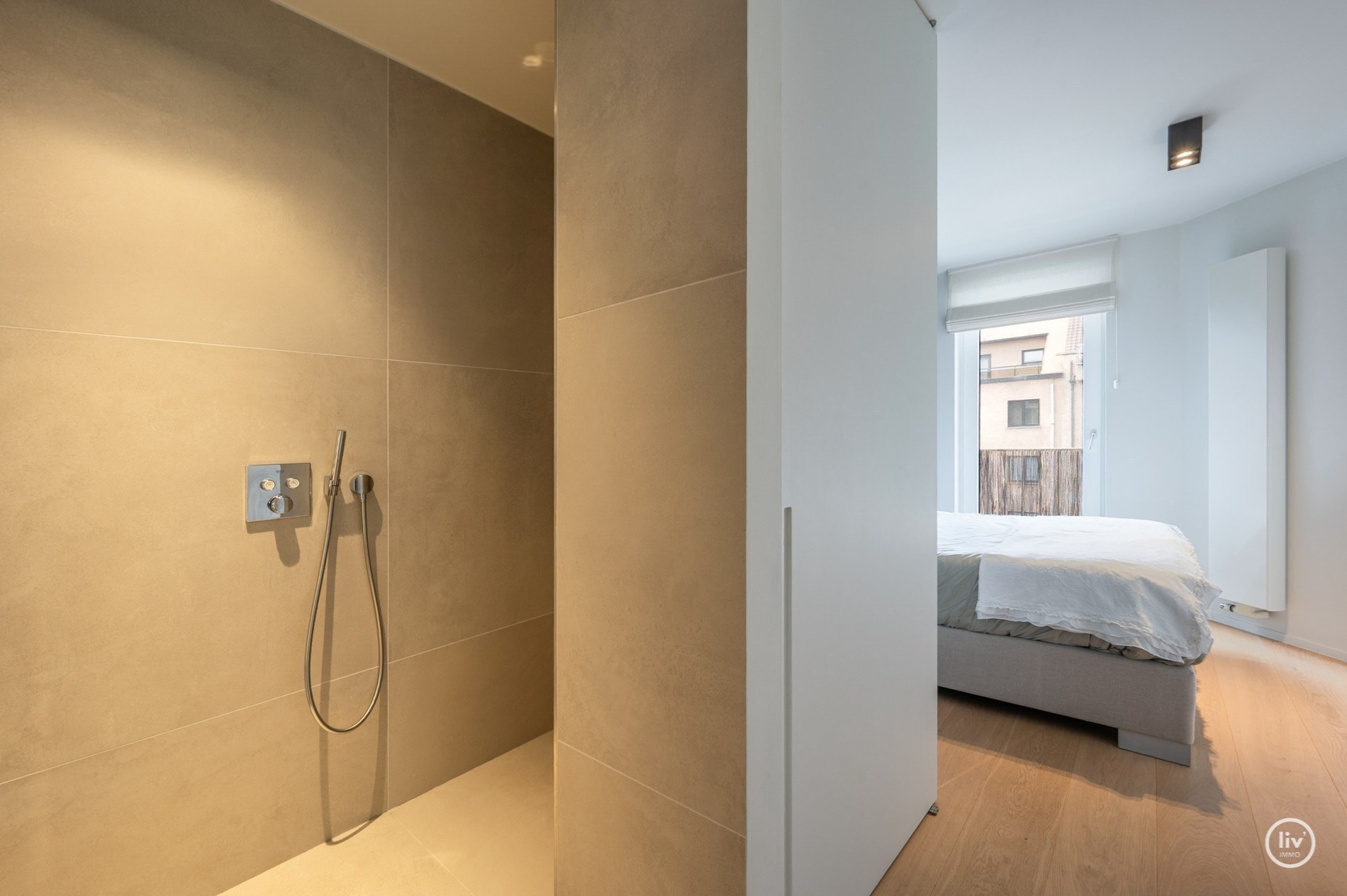 OPENDEURDAG Zaterdag 29/08 - tussen 14u en 16u:  Luxueus volledig gerenoveerd 3 slaapkamer appartement te Parmentierlaan gelegen nabij de Zeedijk. 