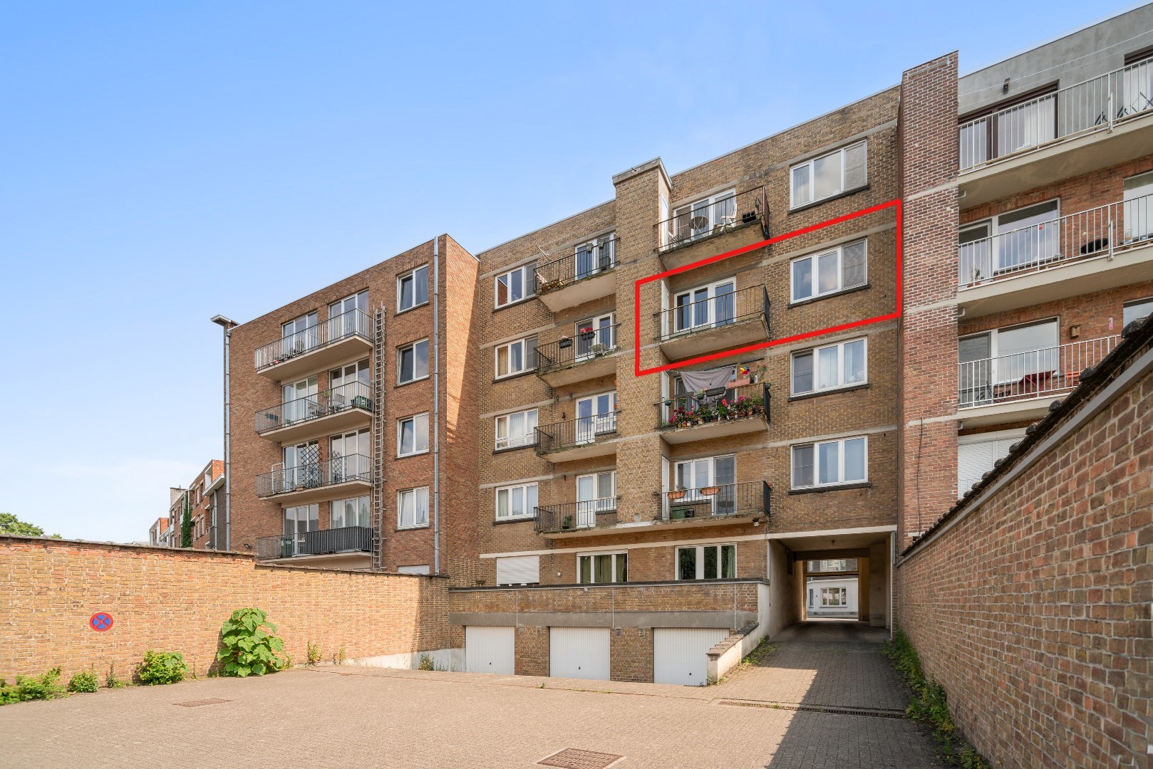 Lichtrijk 2-slpk appartement met garage 