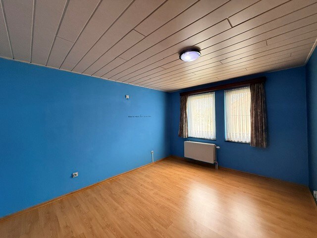 Halfopen woning met 3 slaapkamers, inpandige garage en mooie tuin in Kleine Brogel. 