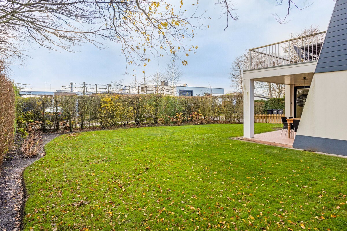 T.A. Makelaardij biedt aan: moderne architectonische vrijstaande villa met extra brede vrijstaande garage en royale private tuin rondom. 