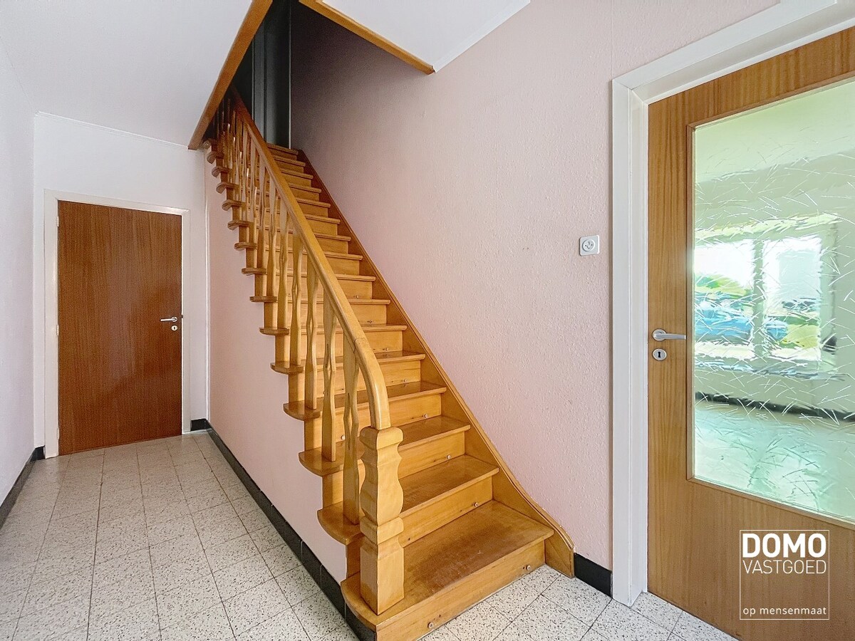 RUIME WONING MET TUIN, GARAGE &amp; 3 SLAAPKAMERS RUSTIG GELEGEN LANGS HET KANAAL MET EPC C TE BERINGEN 