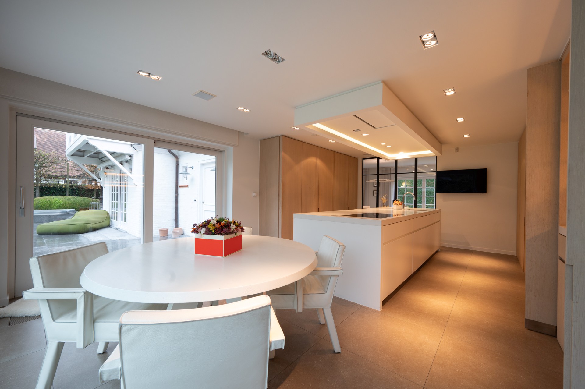 Villa exclusive entièrement meublée avec 5 chambres, piscine et double garage - emplacement prestigieux et calme près du Zoute. 