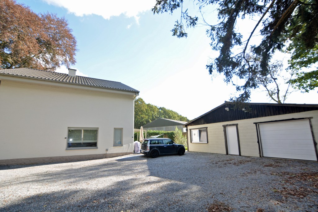 Vrijstaande, energiezuinige woning met 4 slpk en garage op een perceel van 25 a. 