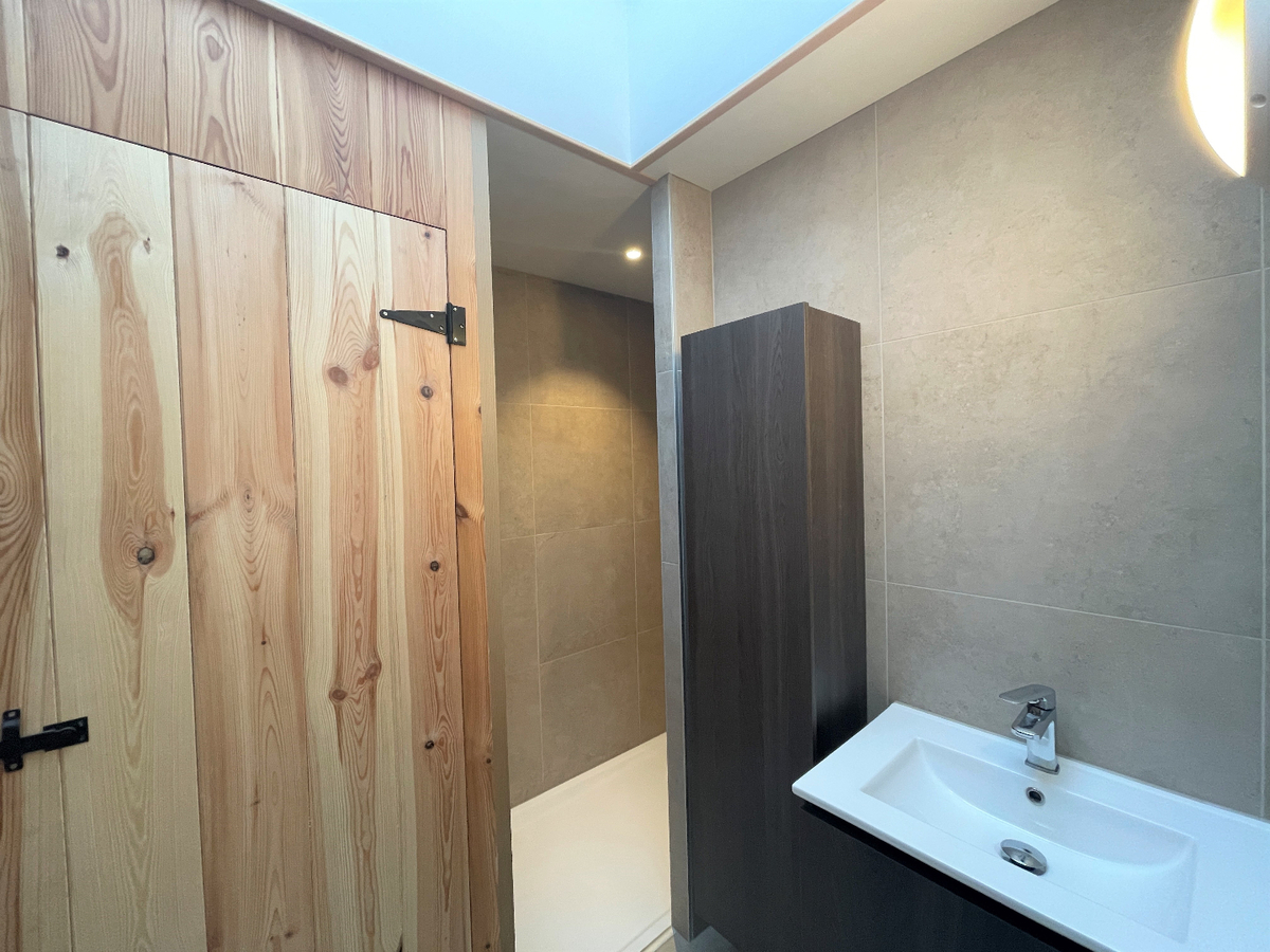 Gerenoveerde rijwoning met 2 slaapkamers te Roeselare 