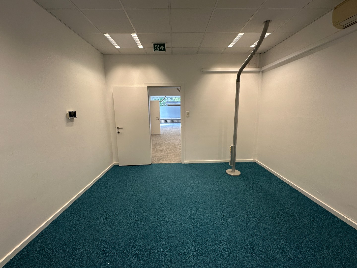 Instapklare kantoorruimte (+/- 100 m²) met 2 parkeerplaatsen, Torhout centrum 