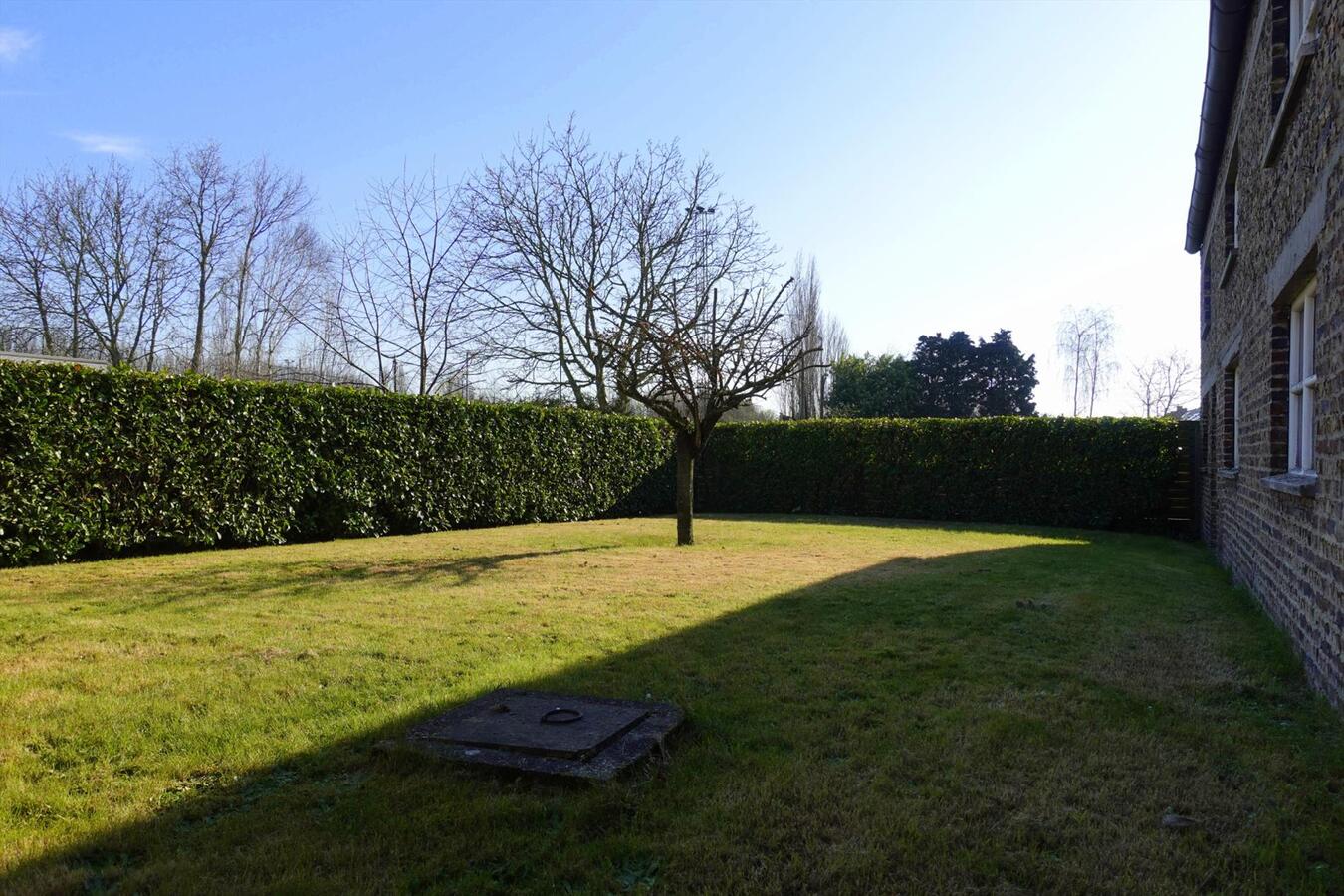 Ruime halfopen bungalow met zongerichte tuin 