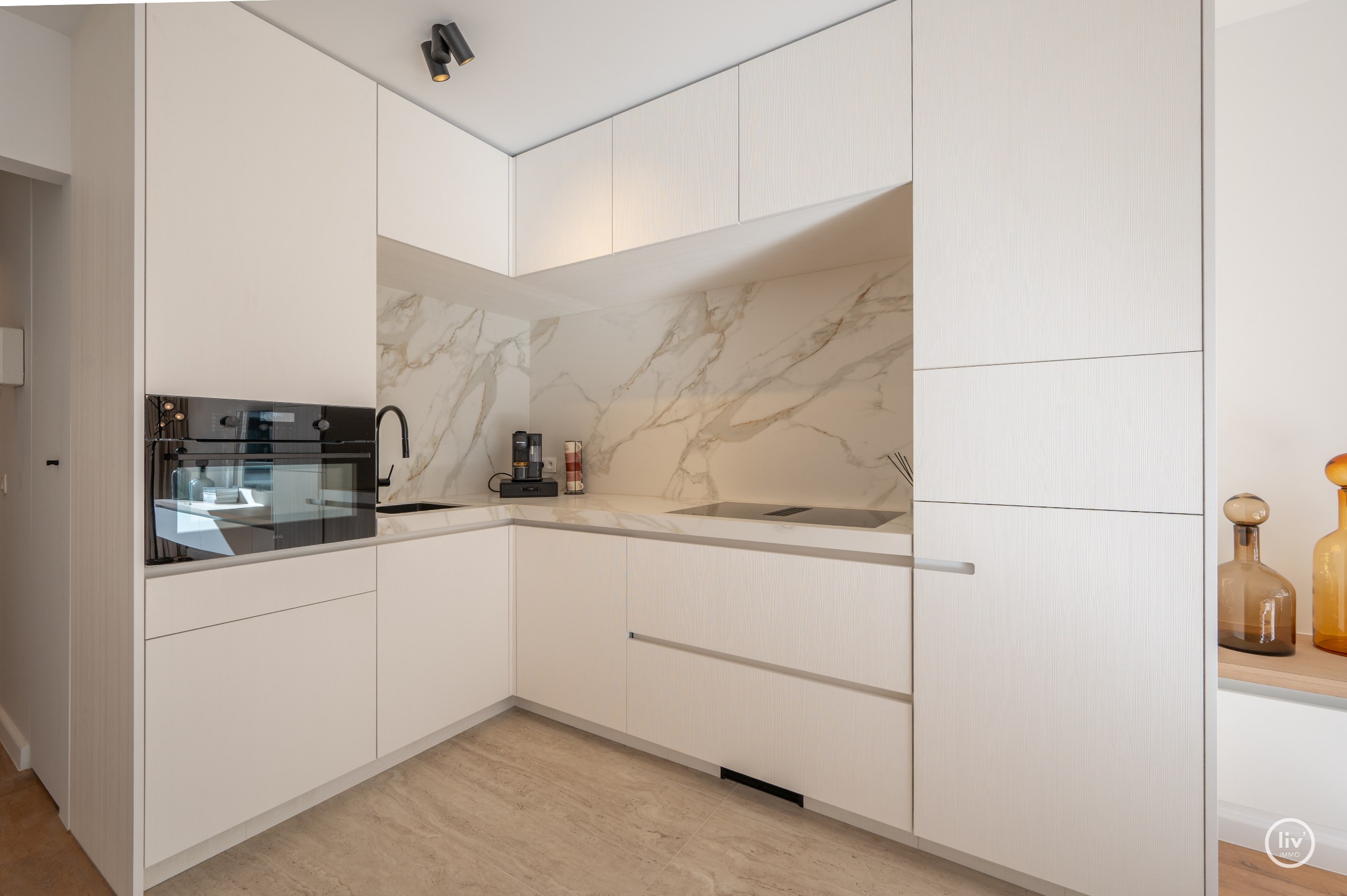 Prachtig gerenoveerd 2 slaapkamer-appartement gelegen te Leopoldlaan te Knokke met balkon. 