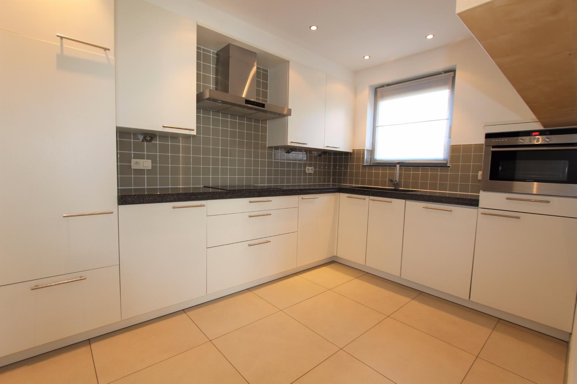 GELIJKVLOERS APPARTEMENT MET RUIM ZONNETERRAS EN GARAGE 