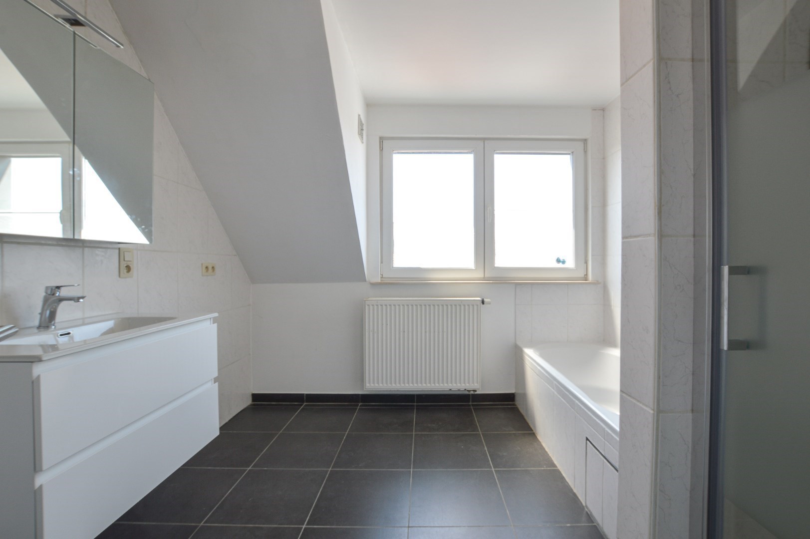 Zeer ruim duplexappartement met 2 slaapkamers te huur te Oostende 