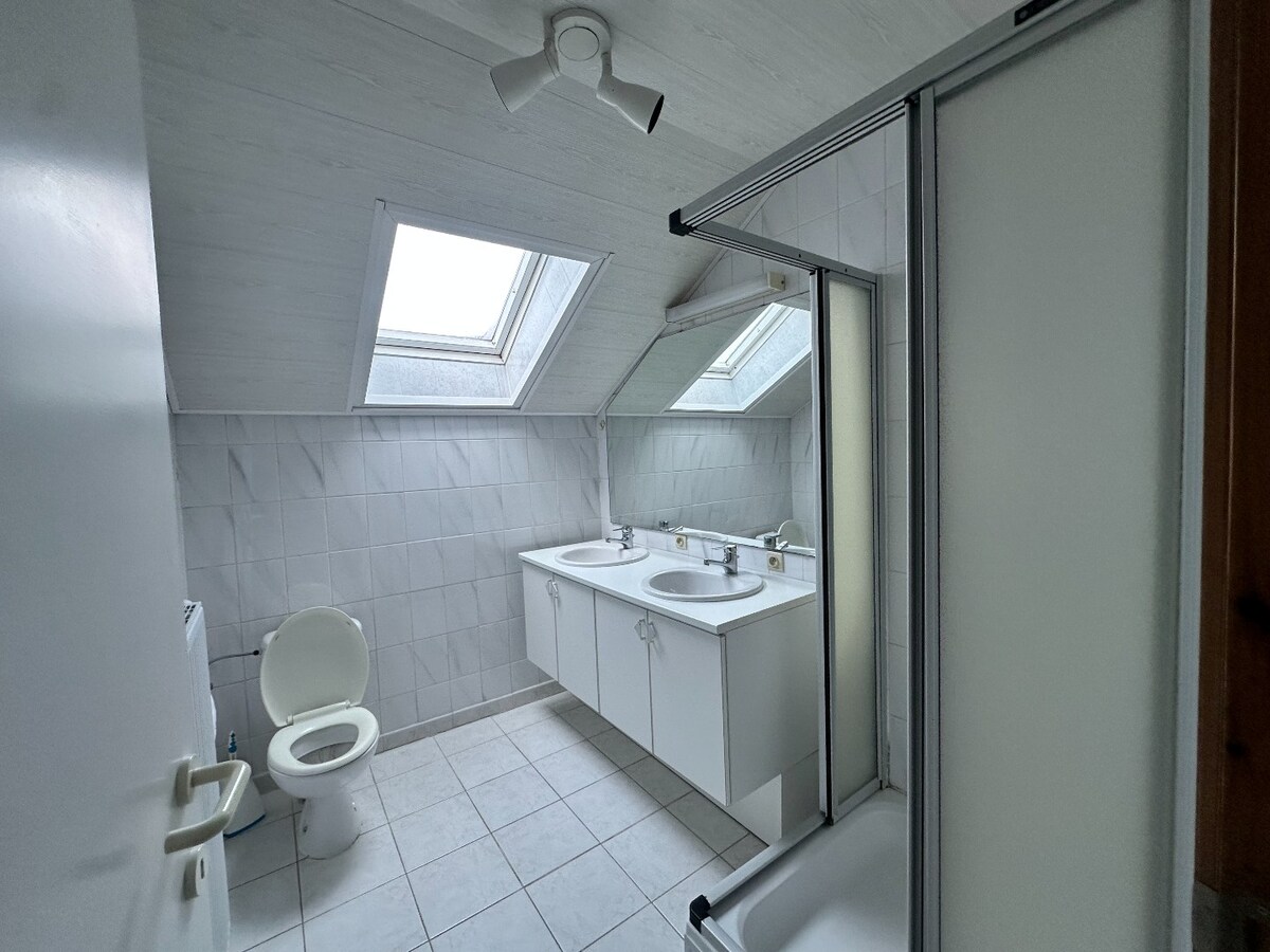 Appartement met 2 slaapkamers en autostaanplaats te Leke 