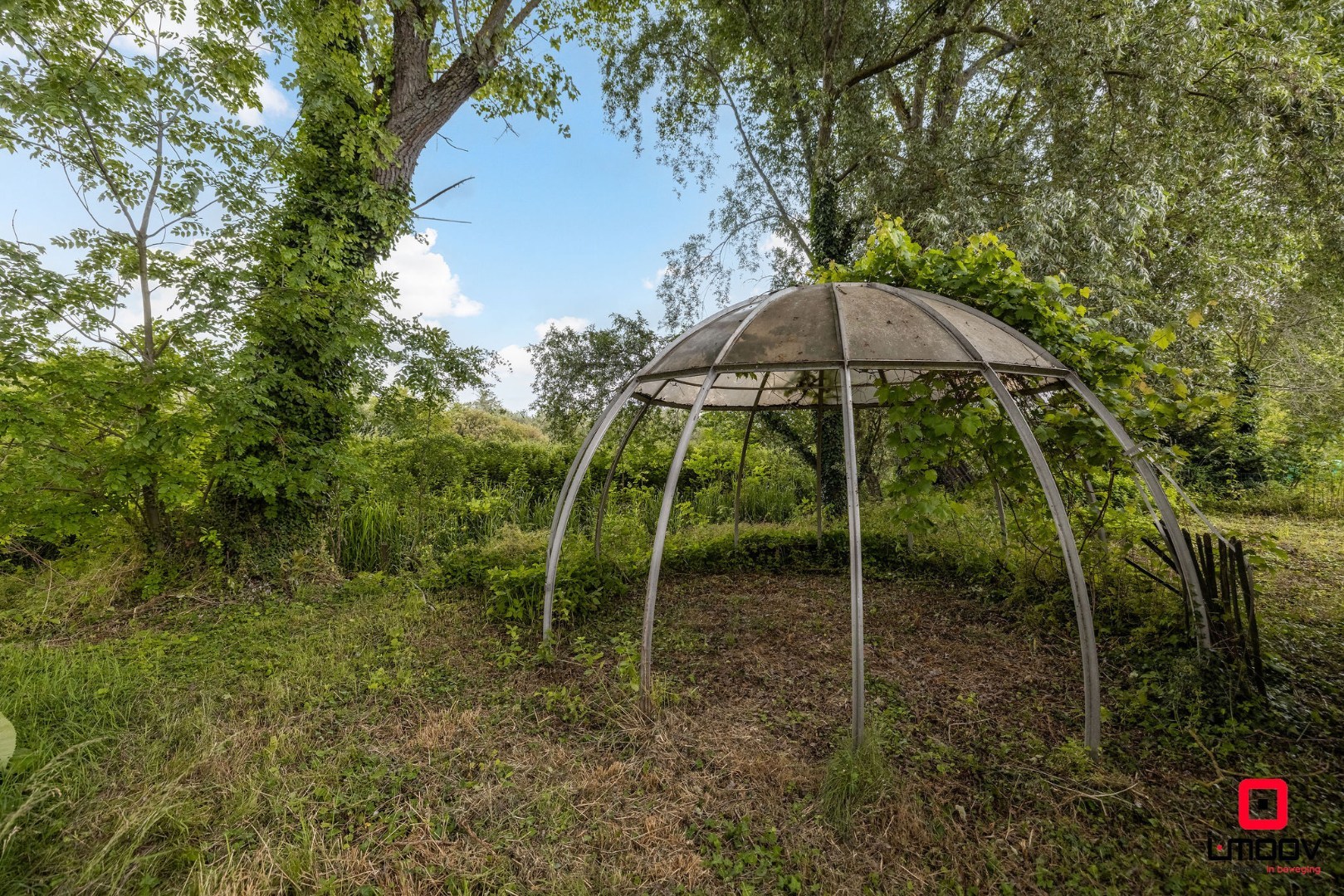 Seventies bungalowvilla met renovatiepotentieel op unieke ligging aan natuurgebied 