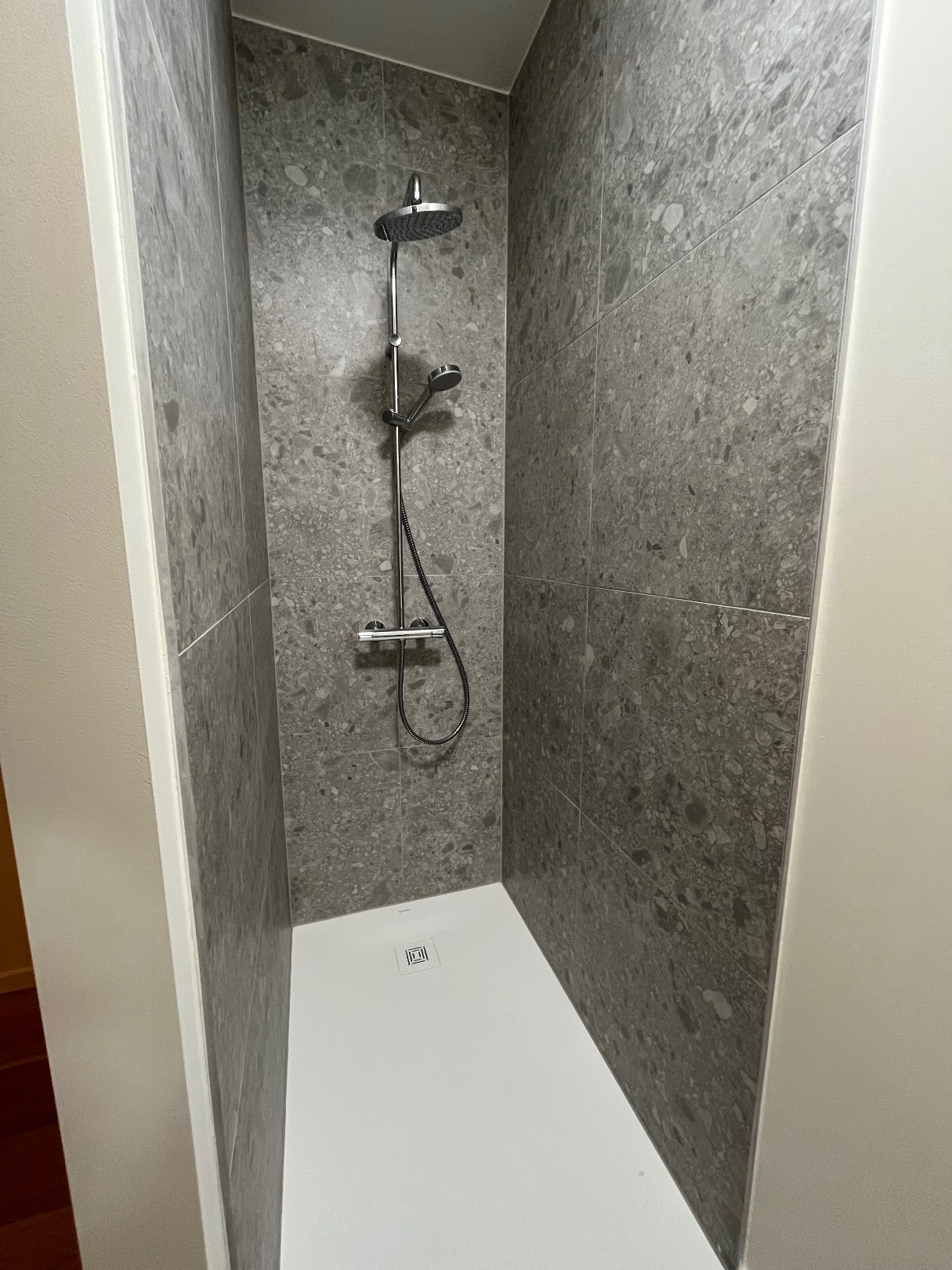 Non meublé : Appartement de 2 pièces idéalement situé à la Résidence Hoos avec vue latérale sur la mer. 