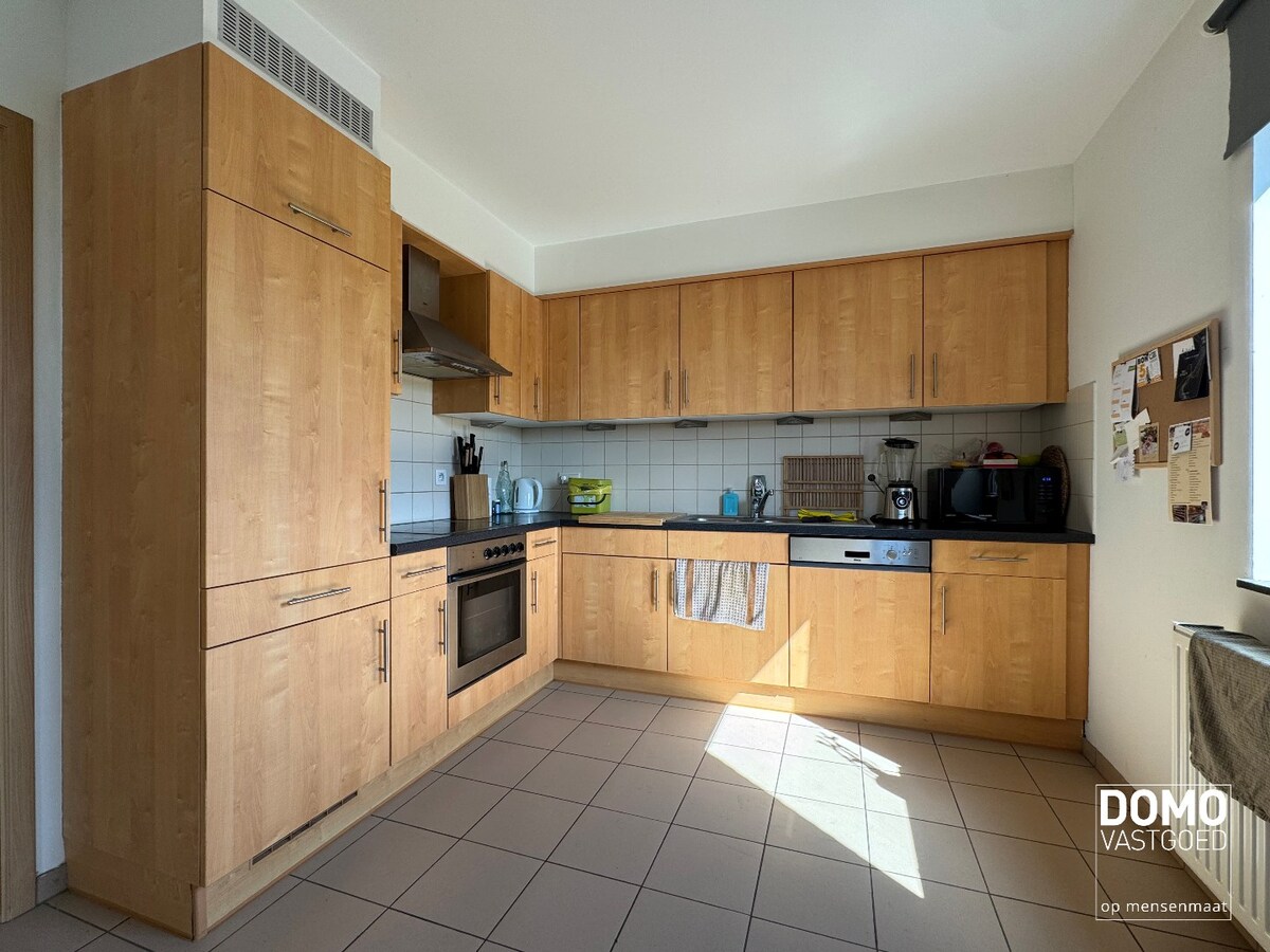 RUIM GELIJKVLOERS APPARTEMENT MET 2 SLAAPKAMERS IN HET CENTRUM VAN MELDERT 